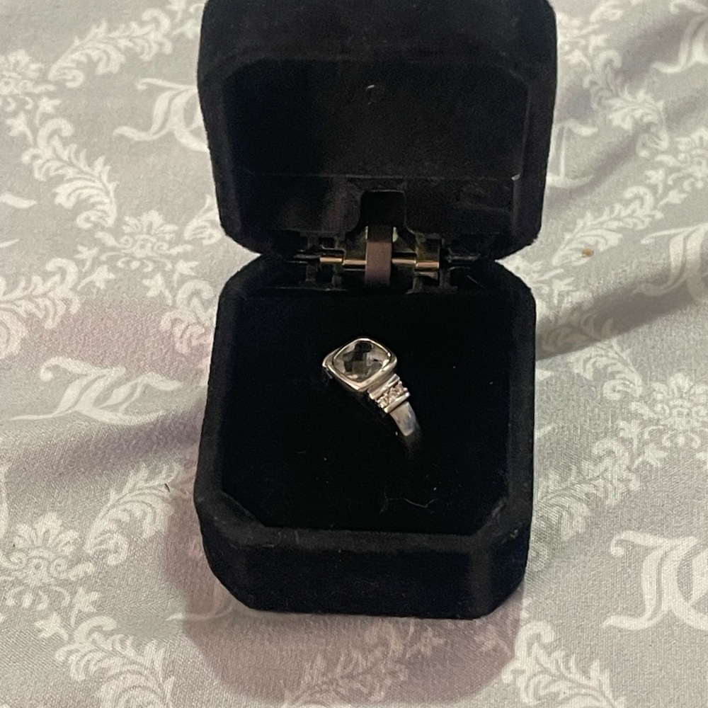 Elegant white gold  Ring with Black Stone